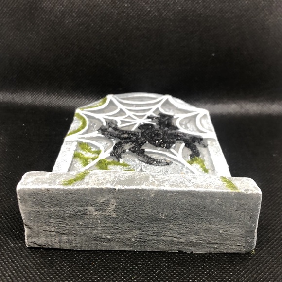 🪦🕷️ Halloween Decoration Spider Crawling on Tombstone 🕷️🪦 Heavy Stone NWT - Picture 4 of 5